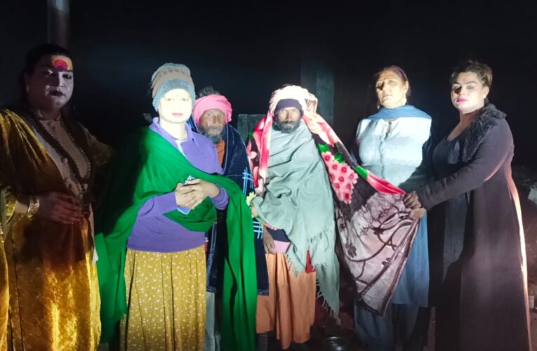 सर्द रात में खुले आसमान के नीचे रात बिता रहे लोगों को किन्नर समाज ने कंबल ओढ़ाए,देखें वीडियो