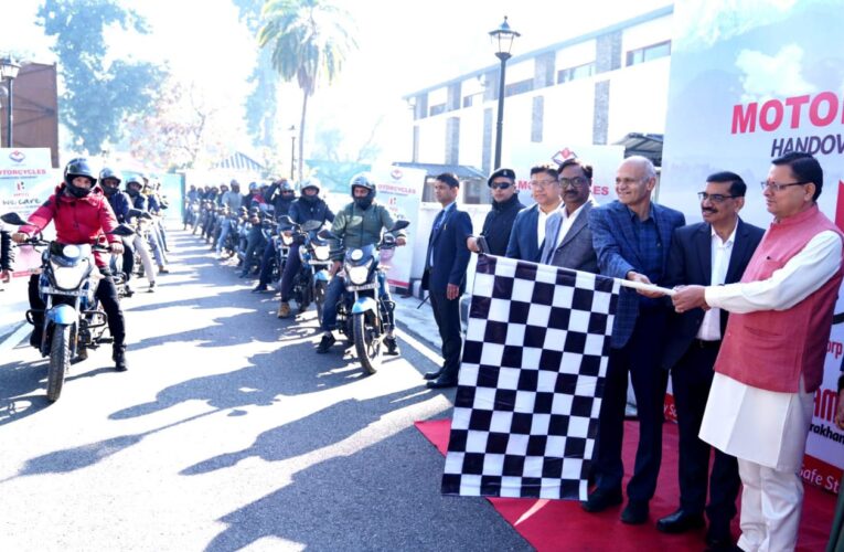 मुख्यमंत्री धामी ने हीरो मोटोकॉर्प लि. द्वारा राजस्व विभाग को उपलब्ध कराई गई मोटर साइकिलों का किया फ्लैग ऑफ…