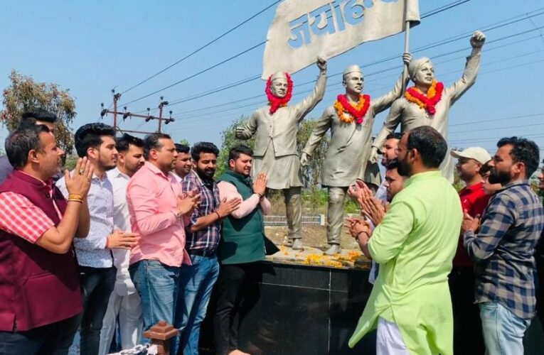 भाजयुमो के कार्यकर्ताओं ने शहादत दिवस पर शहीदों की प्रतिमाओं पर माल्यार्पण कर दी श्रद्धांजलि