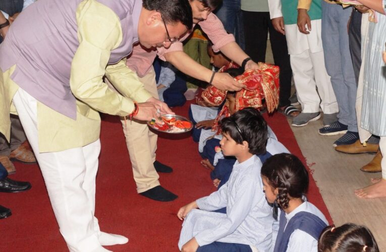मुख्यमंत्री पुष्कर सिंह धामी ने नवरात्रि के मौके पर दिव्यांग बच्चों का किया कन्या पूजन…