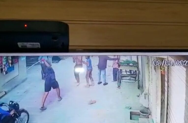 होली के दिन जगजीतपुर में लड़कों ने तलवार से किया हमला, घटना सीसीटीवी में कैद, देखें वीडियो…