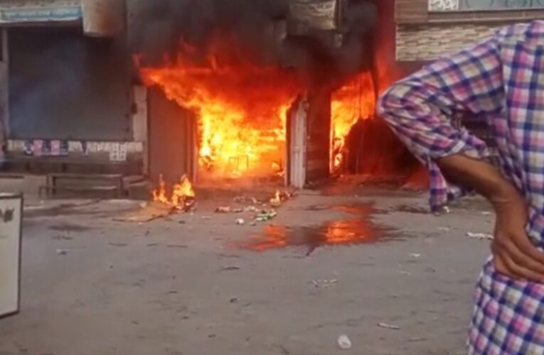 लक्सर बाजार की दुकानों में लगी भीषण आग, देखें वीडियो…