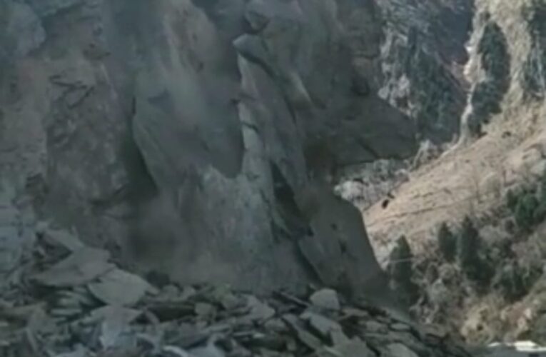 हनुमान चट्टी के पास भरभरा कर सड़क पर गिरा पहाड़, देखें वीडियो…