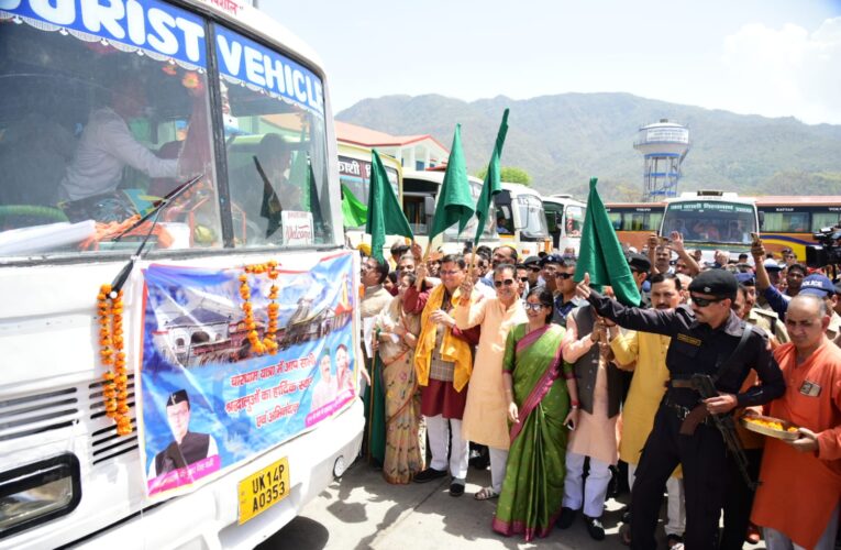 चारधाम जा रहे श्रद्धालुओं का माल्यार्पण कर मुख्यमंत्री धामी ने किया स्वागत, श्रद्धालुओं से भरी बसों को हरी झंडी दिखाकर किया रवाना…