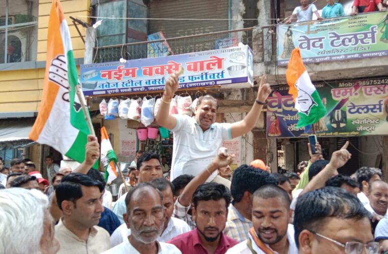 कर्नाटक की जीत के बाद कांग्रेसी कार्यकर्ताओं ने मनाया जश्न…