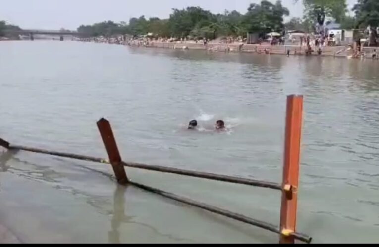 गंगा में डूब रहे दिल्ली की युवक को पुलिस ने बचाया, देखें वीडियो…