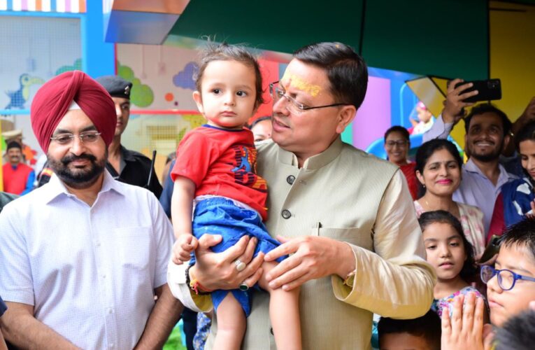 मुख्यमंत्री पुष्कर सिंह धामी ने सचिवालय परिसर स्थित नवीनीकृत पालना केन्द्र (क्रेच) व स्मार्ट क्लास का किया शुभारंभ…