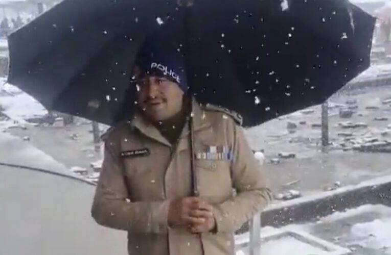 केदार घाटी से बर्फबारी के बीच डीजीपी अशोक कुमार की यात्रियों से अपील, देखें वीडियो…