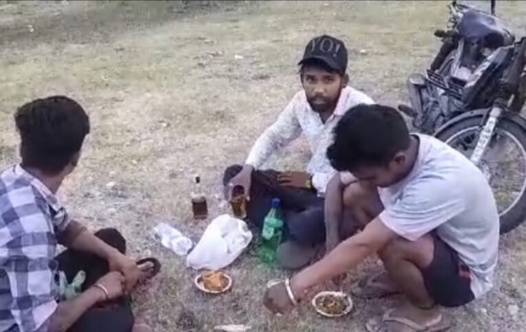 गंगा गंगा किनारे शराब पी रहे युवकों की भाजपा नेता ने लगाई जमकर क्लास, खदेड़ा, देखें वीडियो…