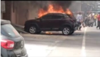 होटल के बाहर खड़ी कार अचानक बनी आग का गोला, देखें वीडियो…