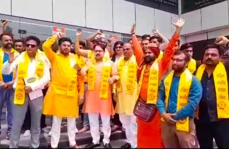 पेंटागन मॉल के बाहर अखिल भारतीय सनातन परिषद ने किया विरोध प्रदर्शन, आदिपुरुष फिल्म पर की बैन लगाने की मांग…
