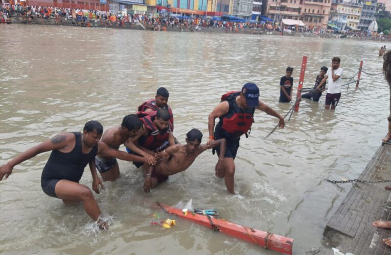 गंगा में डूब रहे सोनीपत के कांवड़िए को पुलिस ने बचाया, देखें वीडियो…