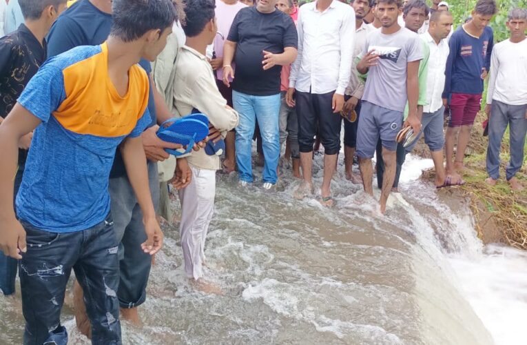 बाढ़ ग्रस्त क्षेत्र का विधायक रवि बहादुर ने किया निरीक्षण, अधिकारियों को समस्या के निराकरण का दिया आदेश…