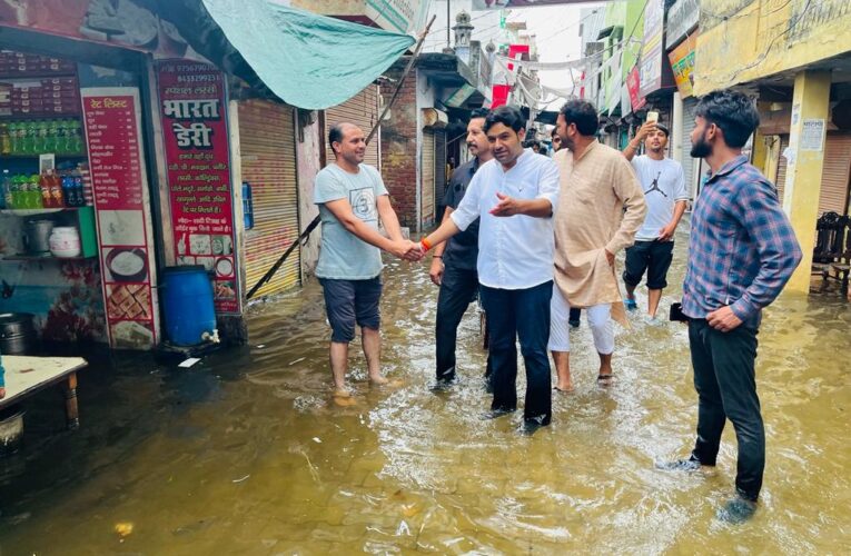 बाढ़ ग्रस्त क्षेत्र में रात-दिन लोगों की सेवा कर दु:ख दर्द बांट रहे हैं प्रमोद खारी…