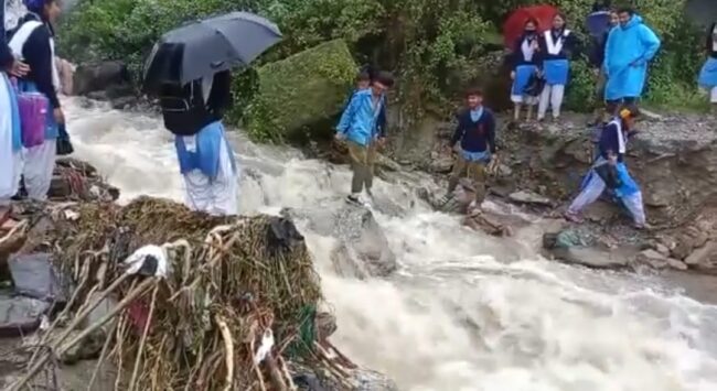 विडंबना। जान हथेली पर रखकर नदी पार करते स्कूल के छात्र-छात्राएं, देखें वीडियो…