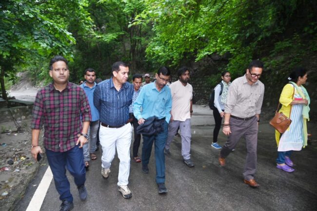 मां मनसा देवी पहाड़ी के भूस्खलन वाले क्षेत्रों का विशेषज्ञों की टीम ने किया स्थलीय निरीक्षण…
