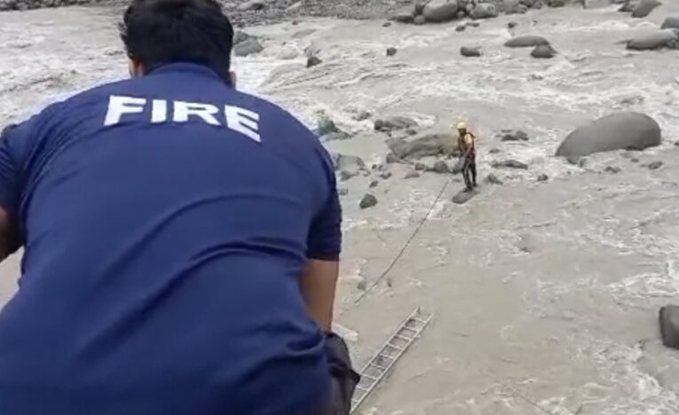 कार नदी में गिरी, एक की मौत दो बहे, रेस्क्यू जारी, देखें वीडियो…