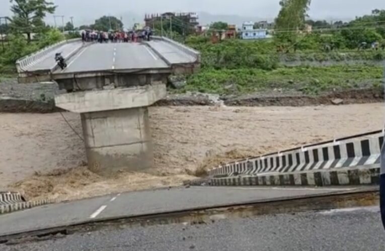 बारिश से कोटद्वार में बड़ा नुकसान। मालन नदी का पुल टूटा, देखें वीडियो…