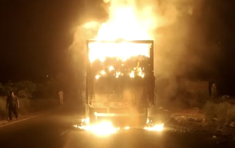 हरिद्वार में गुस्साई भीड़ ने ट्रक को किया आग के हवाले, देखें वीडियो, जानिए कारण…