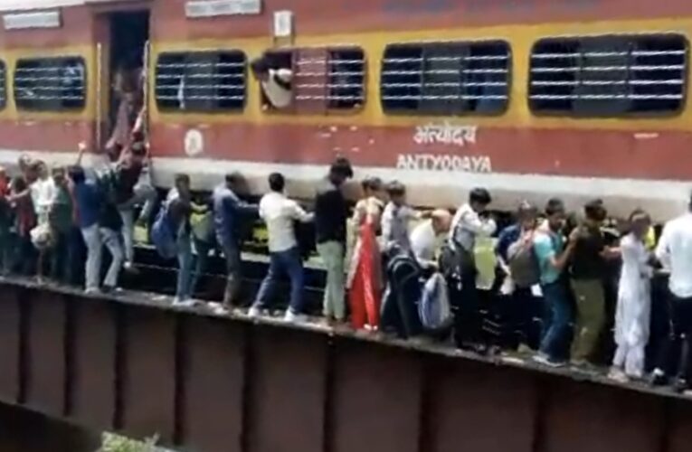 अफरा तफरी। ट्रेन में आग की सूचना पर जान हथेली पर रखकर ट्रेन से कूदकर भागते लोग, देखें  वीडियो…