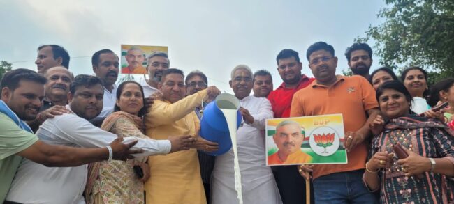 भाजपा के राष्ट्रीय सह महामंत्री संगठन शिव प्रकाश के जन्म दिवस पर भाजपा पदाधिकारियों ने मां गंगा का किया दुग्धाभिषेक…