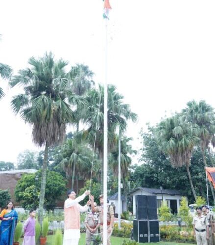 77 वें स्वतंत्रता दिवस के अवसर पर मुख्यमंत्री पुष्कर सिंह धामी ने किया ध्वजारोहण…