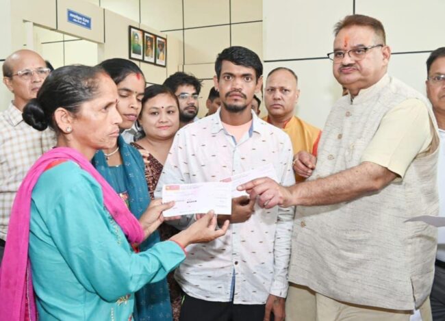 कैबिनेट मंत्री गणेश जोशी ने प्रभावित 14 परिवारों को सहायता राशि के चैक किए वितरित…
