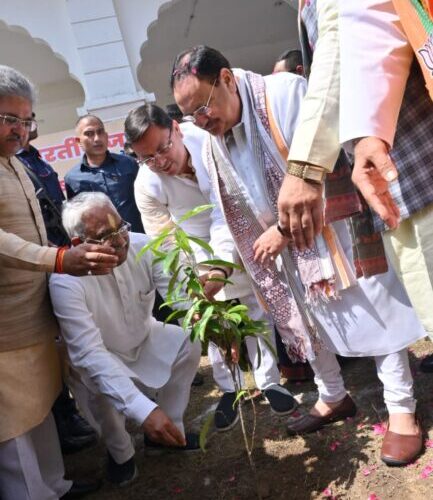 मुख्यमंत्री धामी ने भाजपा के राष्ट्रीय अध्यक्ष जे.पी नड्डा के साथ पौधारोपण कर पर्यावरण संरक्षण का दिया संदेश…
