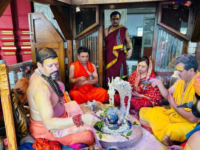 अभिनेता राजपाल यादव व उत्तराखंड की पूर्व राज्यपाल बेबी रानी मौर्य ने श्री दक्षिण काली मंदिर में किया रूद्राभिषेक…