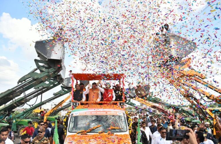 मध्यप्रदेश के खुरई में धामी का बुलडोजर से पुष्प वर्षा के बीच भव्य स्वागत, शिवराज-पुष्कर के रोड-शो में उमड़ी हजारों की भीड़…
