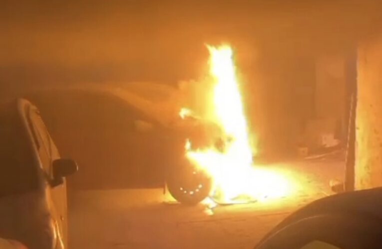 पार्किंग में खड़ी कार बनी आग का गोला, देखें वीडियो…