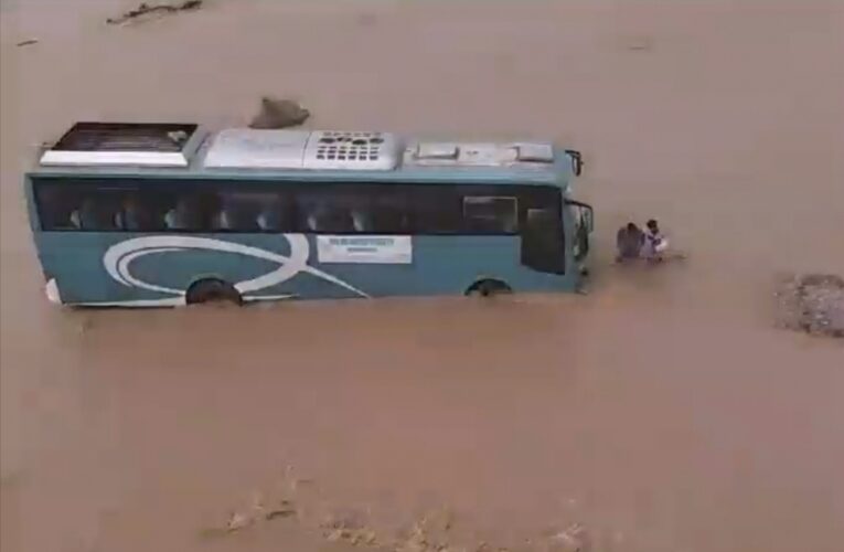 बड़ी खबर। बारिश से उफनाई नदी में फंसी नेपाल-भारत मैत्री बस सेवा की बस, रेस्क्यू जारी, देखें वीडियो…