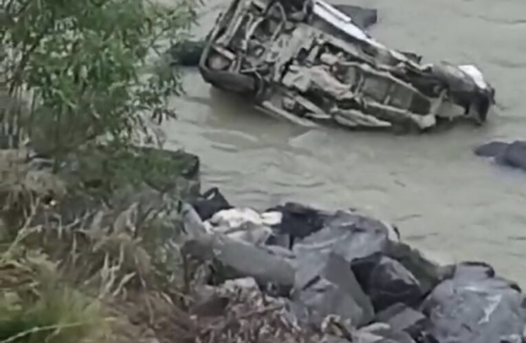 दुर्घटना। नदी में वाहन गिरने से चार लोगों की दर्दनाक मौत, जानिए मामला…