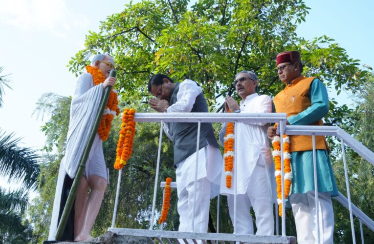 मुख्यमंत्री पुष्कर सिंह धामी ने राष्ट्रपिता महात्मा गांधी जी की मूर्ति पर माल्यार्पण कर दी श्रद्धांजलि…