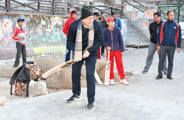 मुख्यमंत्री धामी ने नैनीताल में मॉर्निंग वॉक के दौरान लोगों से मिलकर लिया फीडबैक, बच्चों के साथ खेले क्रिकेट…