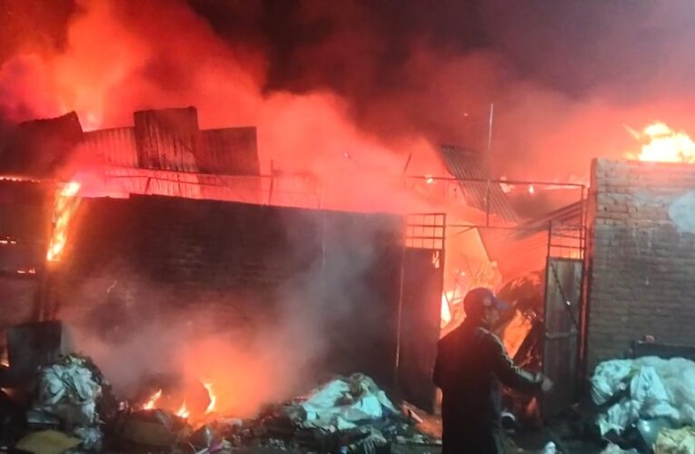 आग लगने से कबाड़ के गोदाम में लाखों का माल जलकर राख, कड़ी मशक्कत के  अग्निशमन कर्मियों ने आग पर पाया काबू…