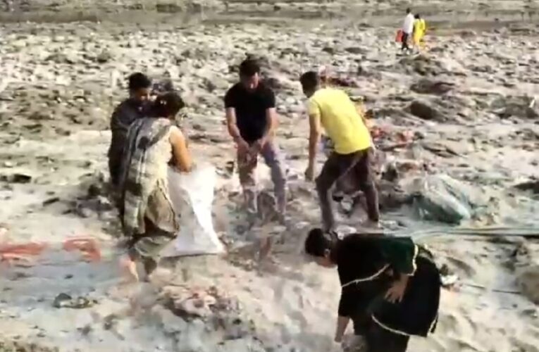 कालेश्वर महादेव मानव सेवा संगठन के कार्यकर्ताओं ने गोविंदपुरी घाट पर चलाया स्वच्छता अभियान…