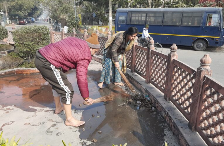 संजय चोपड़ा ने रामचरित्र मानस के रचयिता गोस्वामी तुलसीदास की मूर्ति का जलाभिषेक कर चलाया स्वच्छता अभियान…