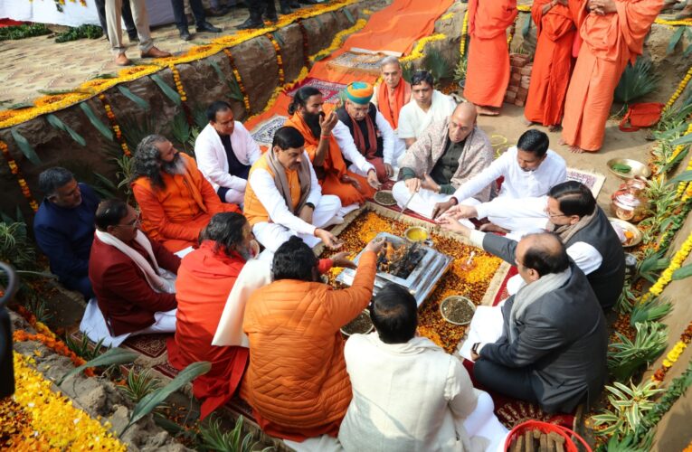 रक्षामंत्री राजनाथ सिंह ने रखी पतंजलि गुरुकुलम की आधारशिला