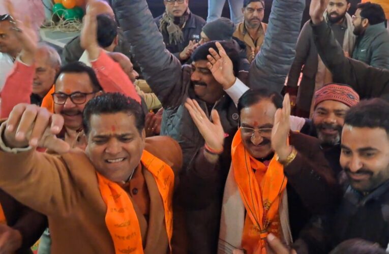 राम धुन पर झूमे सांसद, पूर्व विधायक संजय गुप्ता ने भी खुलकर किया डांस, देखें वीडियो…