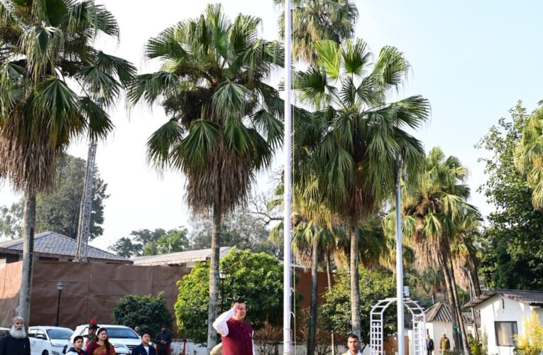 मुख्यमंत्री पुष्कर सिंह धामी ने गणतंत्र दिवस के अवसर पर मुख्यमंत्री आवास में फहराया राष्ट्रीय ध्वज…