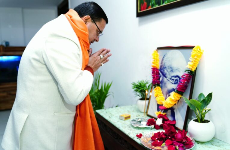 मुख्यमंत्री धामी ने राष्ट्रपिता महात्मा गांधी की पुण्य तिथि के अवसर पर उनके चित्र पर श्रद्धा सुमन अर्पित कर दी श्रद्धांजलि…