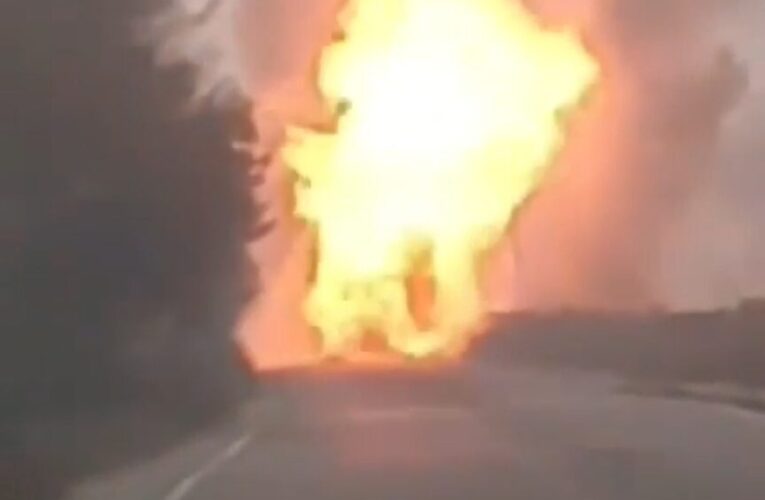 एलपीजी सिलेंडर से लदे ट्रक में अचानक लगी आग, बम की तरह फटे सिलेंडर, देखें वीडियो…