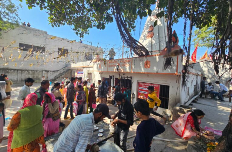 महाशिवरात्रि पर जगजीतपुर पीठ बाजार स्थित श्री सिद्धेश्वर महादेव मंदिर में श्रद्धालुओं ने किया भगवान शिव का जलाभिषेक…