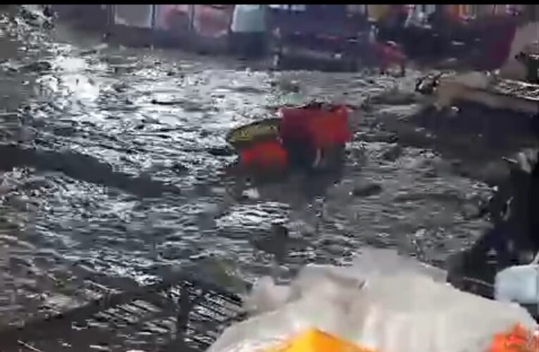 हरिद्वार में हुई आफत की बारिश,दुकानों का सामान बहा ले गया पानी, देखें वीडियो