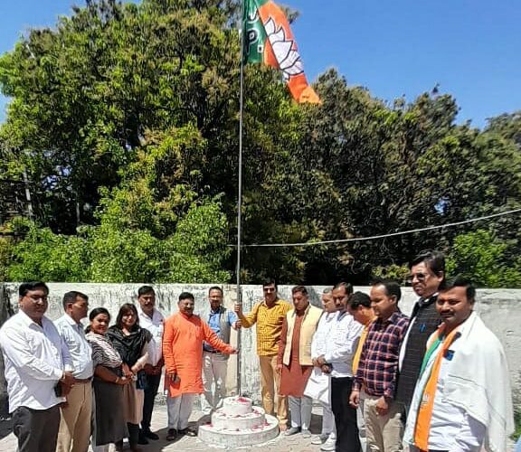 भाजपा के 45वें स्थापना दिवस पर जिलाध्यक्ष ने पार्टी का झंडा फहराकर सभी कार्यकर्ताओं को दी शुभकामनाएं…