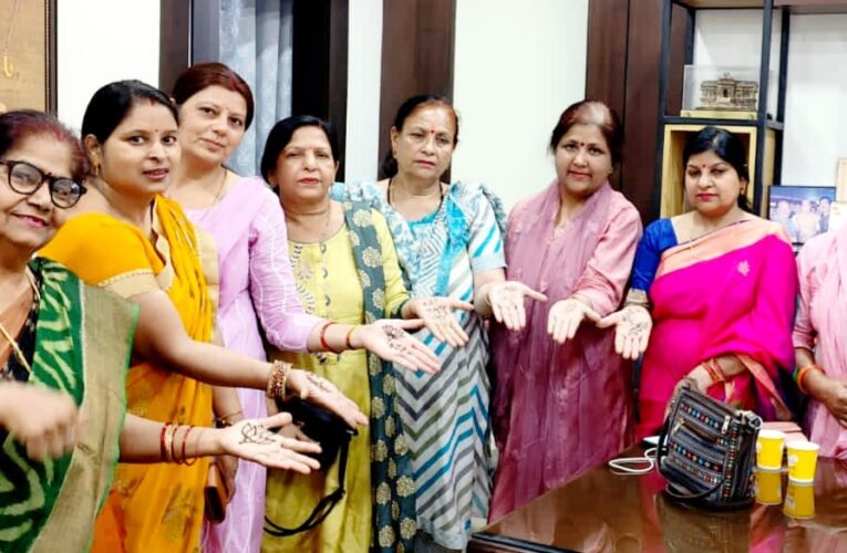 मोदी सरकार की पुन: जीत के संकल्प को लेकर भाजपा महिला मोर्चा द्वारा हाथों पर मेंहदी से बनाया गया कमल…
