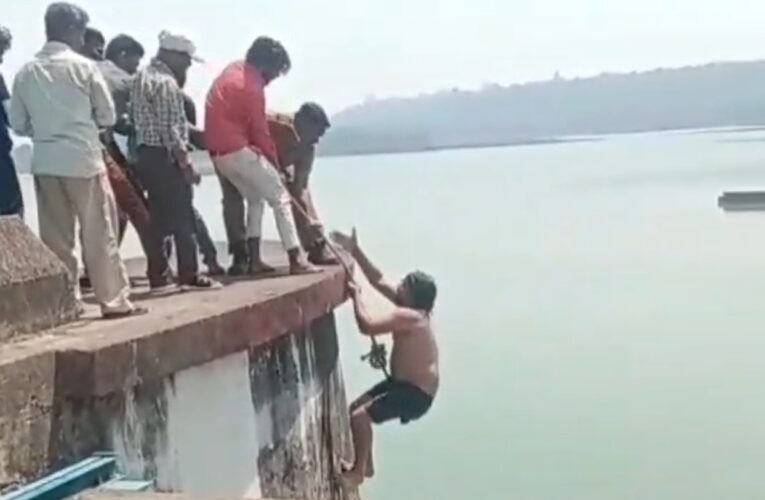 गंगा में डूब रहे हरियाणा के यात्री के लिए देवदूत बने यूपी सिंचाई विभाग के कर्मचारी, रस्सी से बमुश्किल किया रेस्क्यू, देखें वीडियो…