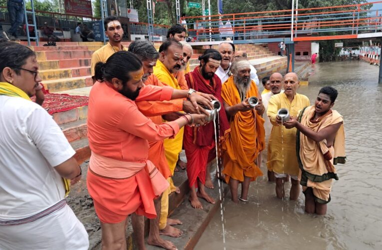 कांवड़ मेले के सकुशल संपन्न होने की कामना को लेकर श्री अखण्ड परशुराम अखाड़े ने किया मां गंगा एवं भगवान शिव का दुग्धाभिषेक…