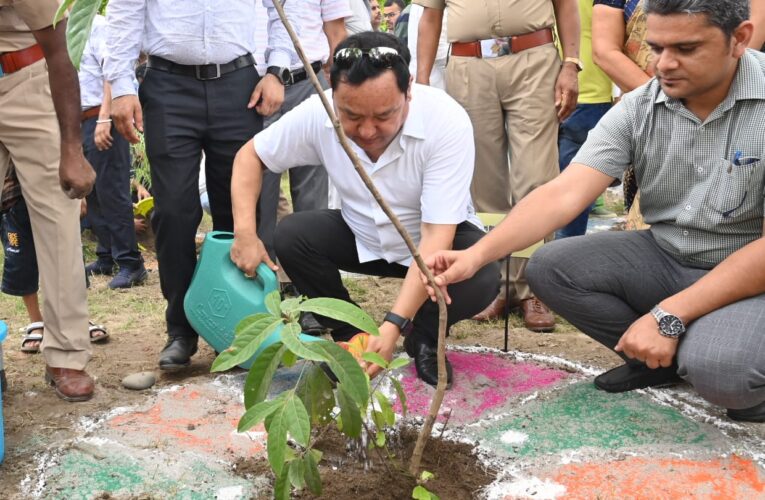 हरिद्वार में धूमधाम से मनाया गया हरेला पर्व, जिलाधिकारी, एसएसपी ने जन प्रतिनिधियों के साथ किया पौधारोपण…